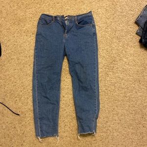 Levis Mom Jeans in Light-medium wash